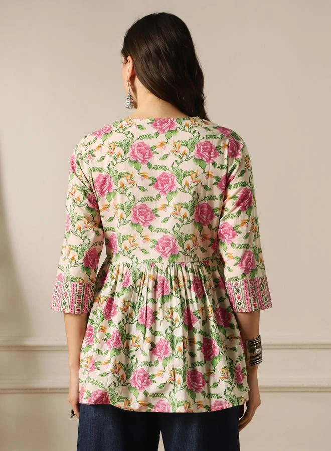 جلو باص تونيك مطبوع بزهور وتفاصيل شرابات